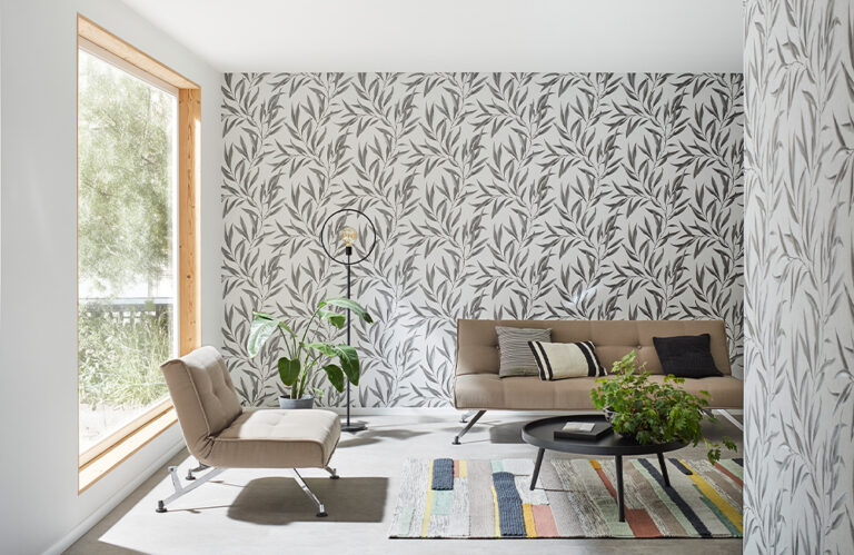 Bild Angebot erhalten Tapezierarbeiten. Modernes Wohnzimmer mit botanischer Tapete von Angebot, einem braunen Sofa und natürlichem Licht. Firmenadresse