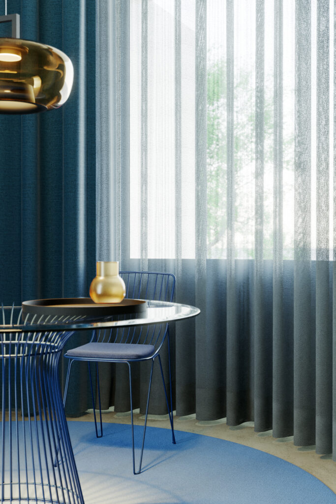 Moderner, minimalistischer Essbereich mit blauen Drahtstühlen, einem runden Tisch und kontrastierender Gardinenwäsche vor einem sonnendurchfluteten Fenster. Firmenadresse