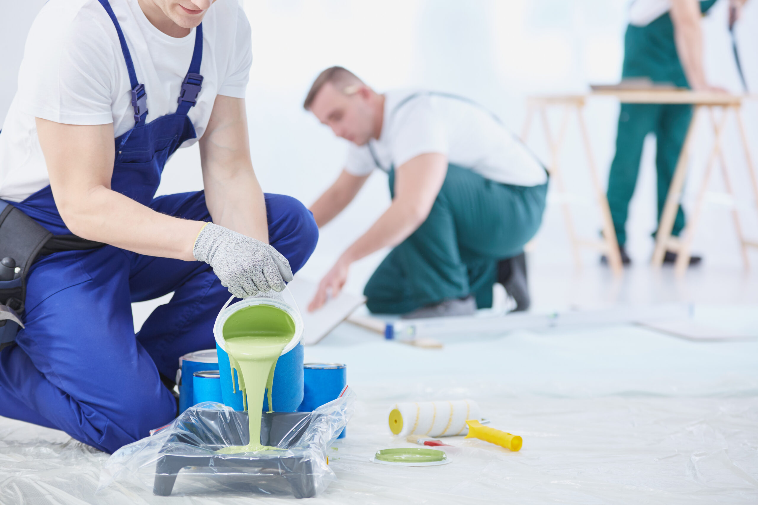 Bild Malerarbeiten - Malern und Tapezieren Zwei Maler gießen und bereiten Farbe für Innendekoration und Malerabeiten vor. Firmenadresse