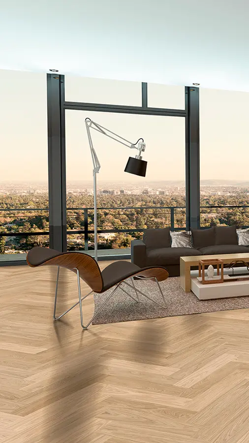 Modernes Wohnzimmer mit raumhohen Fenstern und malerischem Blick auf die Stadt. Der Raum verfügt über einen stilvollen Loungesessel, ein großes Sofa, einen hölzernen Couchtisch und eine moderne Stehlampe auf einem Fischgrätboden. SCHADS Wohnträume - Raumausstattung, Bodenbeläge, Vinylboden, Parkett, Gardinen - Josef-Beyerle-Straße 11, 71263 Weil der Stadt
